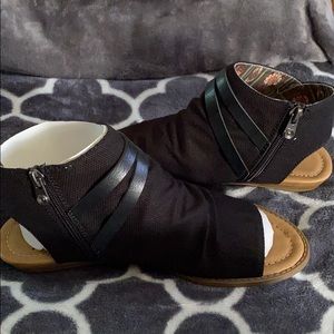 Blowfish Malibu sandals open toe black 7.5